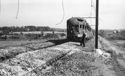 160672 Afbeelding van tijdens (en na) de oorlog zwaar beschadigde diesel-electrische treinstellen DE 3 49 en 21 en ...